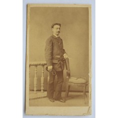 CDV Atelier Romania - Bărbat la costum cu țigară - a doua jumătate a secolului XIX