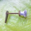 G527-Maner portelan si alama tija metal probabil instalatii. Lungime totala 7 cm, diametrul si latime 2,5 cm. Manerul are 2 portiuni lovite cu lipsa.