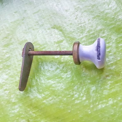 G527-Maner portelan si alama tija metal probabil instalatii. Lungime totala 7 cm, diametrul si latime 2,5 cm. Manerul are 2 portiuni lovite cu lipsa. foto