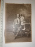 Cumpara ieftin FOTOGRAFIE VECHE ANII 1900 - DOMN CU FETITA