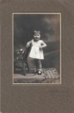 A3122N Copil cu păpușă, fotografie studio Benesch, Oravița
