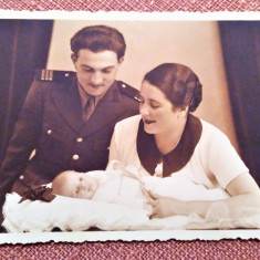 Militar roman cu familia - Fotografie tip carte postala datata 1937, Bistrita