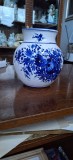 Vază ceramică pictată manual &ndash; Stil Delft, albastru cobalt &ndash; semnată T.C.