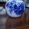Vază ceramică pictată manual &ndash; Stil Delft, albastru cobalt &ndash; semnată T.C.