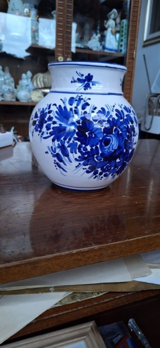 Vază ceramică pictată manual &ndash; Stil Delft, albastru cobalt &ndash; semnată T.C.