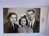 Fotografie tip CP cu părinți și fiică din București