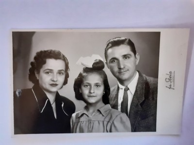 Fotografie tip CP cu părinți și fiică din București foto