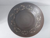 Farfurie ceramică mare decorativă, artist made, motiv mere, semnat TM, ceramică manuală, 30 cm, poate fi agățată