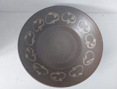 Farfurie ceramică mare decorativă, artist made, motiv mere, semnat TM, ceramică manuală, 30 cm, poate fi agățată