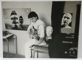 ACTORUL LICA GHERGHILESCU , CANTAND LA CHITARA, FOTOGRAFIE 1984