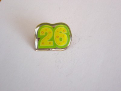 QW9 N4 25 - insigna - copii - cifra 26 foto