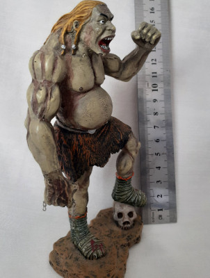 Razboinic neanderthal fotbal pictat manual 17 cm rasina statueta figurina muschi foto