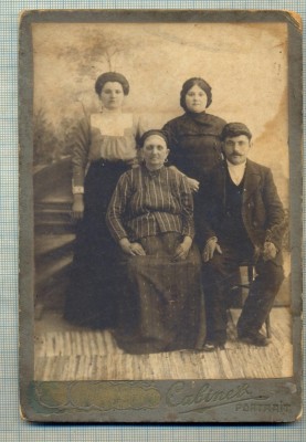 AB FOTO CABINET 195 - FAMILIE IN TINUTA DE EPOCA , IN STUDIO - SCRIERE RUSA foto