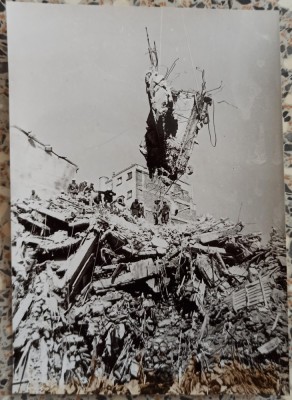 Bloc distrus in timpul cutremurului din 1977// fotografie de presa foto