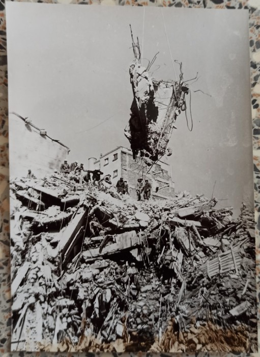 Bloc distrus in timpul cutremurului din 1977// fotografie de presa
