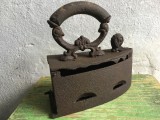 colectie / design - Vechi fier de calcat cu jar model cu melc realizat in prima jumatate a sec XX !
