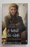 HOTUL DE CARTI , CURAJ MAI PRESUS DE CUVINTE de MARKUS ZUSAK , cu ilustratii de TRUDY WHITE , 2014 *EDITIE BROSATA , MICI DEFECTE