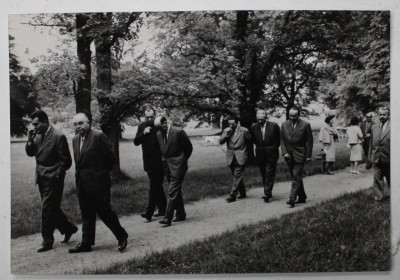 AMBASADORUL ROMAN LA O.N.U. MIHAIL HASEGANU , IN DELEGATIE LA PRAGA , CU INALTI OFICIALI , FOTOGRAFIE DE GRUP , ANII &amp;#039;60 - &amp;#039; 70 foto
