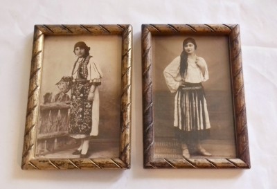 Fotografii de studio ilustrand doua femei in costume populare foto
