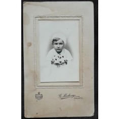 Fotografie pe carton, baietel cu basca, inceput de secol XX