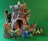 Gormiti Castel Vulkan Muntele Gorm 20 cm demontabil, butoane și trape secrete, 3 figurine : Obscurio, Forest People Mazzaboscina și Incompletul W