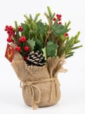 Aranjament festiv de Crăciun pentru masă EMC ONSHOP&reg;, &icirc;n săculeț de iută naturală, cu ramuri de brad, conuri și bobițe roșii, &icirc;nălțime 25 cm