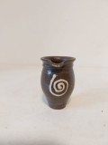 Ulcica ceramica miniatura, lucrata manual, 7cm inaltime, taraneasca rustica