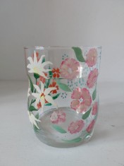 Vas de sticla / vaza / pahar mare, pictat manual cu flori, 10.5cm x 9cm