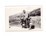 Foto mici dimensiuni, barbat cu motocicleta, 1956, Alb-Negru, Romania de la 1950, Transporturi