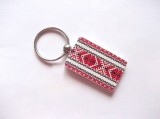 breloc pe lemn cu motiv traditional 43045