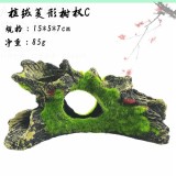 Ornament acvariu, decor bustean in descompunere acoperit partial cu muschi