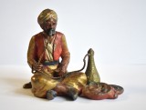Statuetă din antimoniu pictat la rece - Turc fum&acirc;nd narghilea - cca.1900