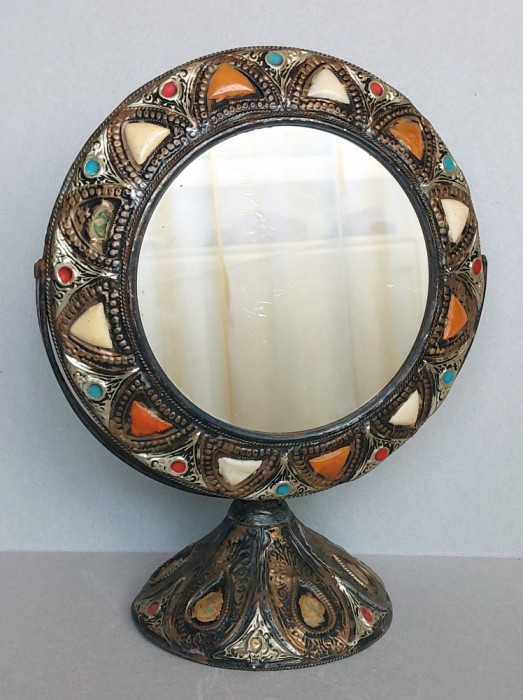 Oglinda rotunda 22 cm vintage asiatica din alama gravata si pietre semipretioase