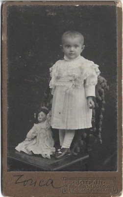 M1108N Rom&amp;acirc;ncuță cu păpușă, studio Botf&amp;aacute;n, Biserica Albă foto