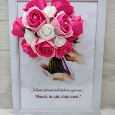 Rama A4 cu decorațiune de flori de săpun și text "Mamă, tu ești viața mea"