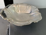 Deosebită fructiera din alamă argintată veche,3 piciorușe,design și margini ondulate,stil clasic-elegant,stare perfectă,de colecție/decor.