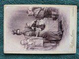 fotografie celebru atelier BOTAN IMRE , TORDAN , anii 1900 , dimensiuni 16 cm x 11 cm FAMILIE MAGHIARA IN COSTUM