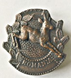 INSIGNA AGVPS CAPRA NEAGRA FUGIND SPRE DREAPTA VANATOARE PESCUIT AJVPS AVPS, Romania de la 1950