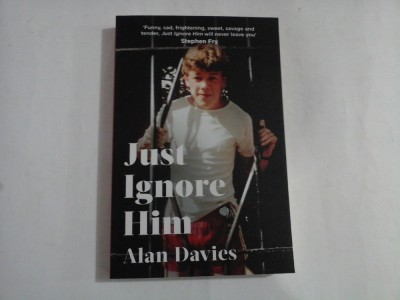 JUST IGNORE HIM - ALAN DAVIES foto