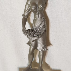 Statueta din metal - o frumoasa doamna cu flori - decor - ornament arta colectie