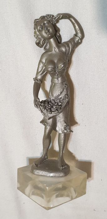 Statueta din metal - o frumoasa doamna cu flori - decor - ornament arta colectie