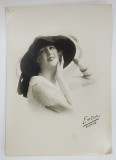 STUDIO FOTO EMERA , PARIS , TANARA CU PALARIE CU PRET SI DESCRIERE PE VERSO, FOTOGRAFIE PENTRU CASA DE MODA &#039; VERLAINE &#039; , INTERBELICA