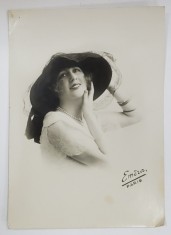 STUDIO FOTO EMERA , PARIS , TANARA CU PALARIE CU PRET SI DESCRIERE PE VERSO, FOTOGRAFIE PENTRU CASA DE MODA &#039; VERLAINE &#039; , INTERBELICA