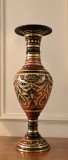 Superba vaza din bronz decorativă din alamă, gravată manual cu motive florale intricate &icirc;n tonuri de negru și roșu