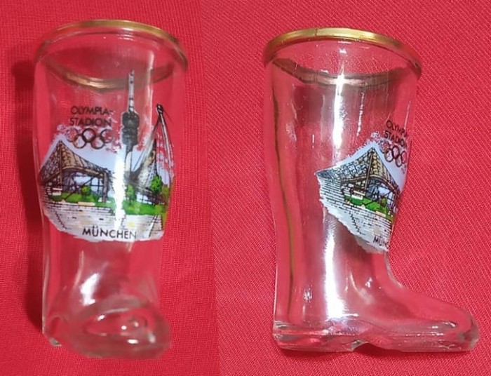 Pahar din sticla in forma de ghete, cu emblema stadionului Olimpic din Munchen