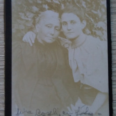 Foto pe carton : harpista Elodia Coandă Caseli împreună cu mama sa - anii 1910
