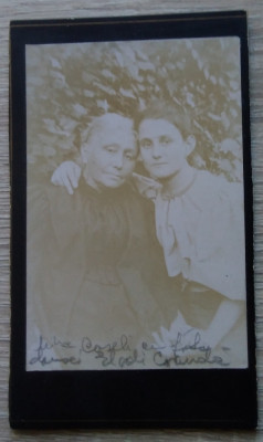 Foto pe carton : harpista Elodia Coandă Caseli &amp;icirc;mpreună cu mama sa - anii 1910 foto