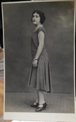 Fotografie tip carte postala, necirculata, tanara cu ceas si margele, 1929 foto