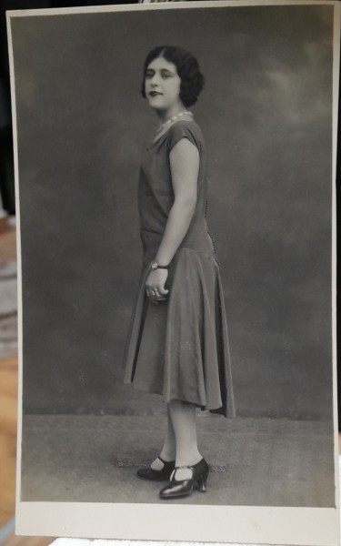 Fotografie tip carte postala, necirculata, tanara cu ceas si margele, 1929