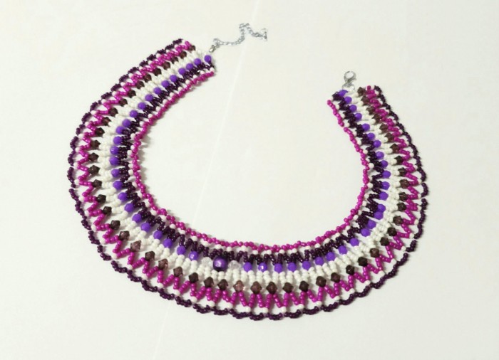 Reducere! Colier margele nisip handmade mov si ciclam, baza gatului, unicat
